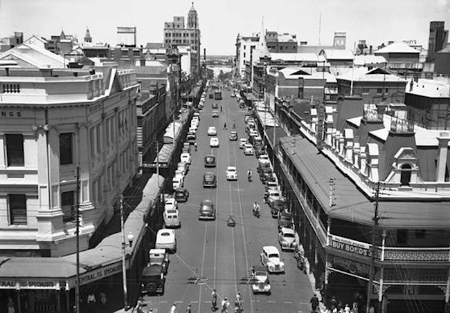 25-1940s William Street looking from Wellington Street.jpg
